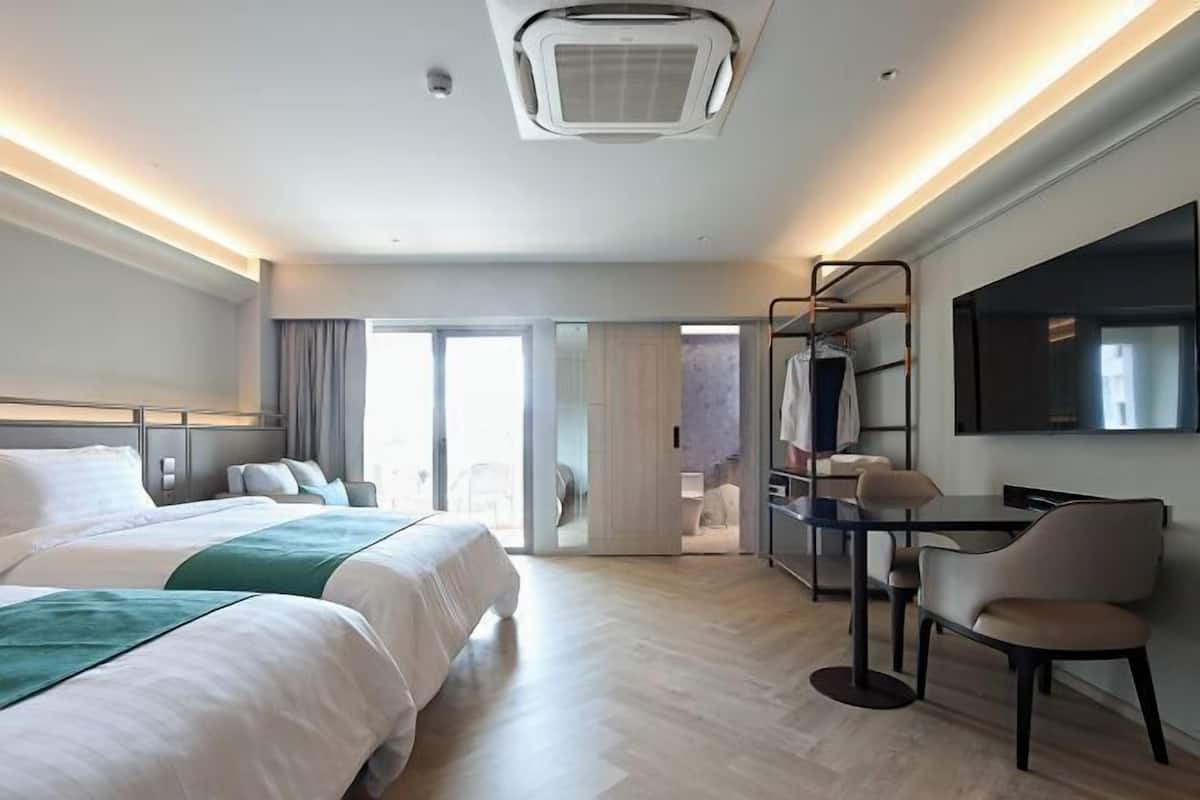 1 bedroom, in-room safe, desk, laptop workspace