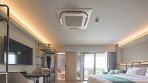 King View with Connecting Doors | خزنة داخل الغرفة ومكتب ومساحة عمل للكمبيوتر المحمول وستائر تعتيم