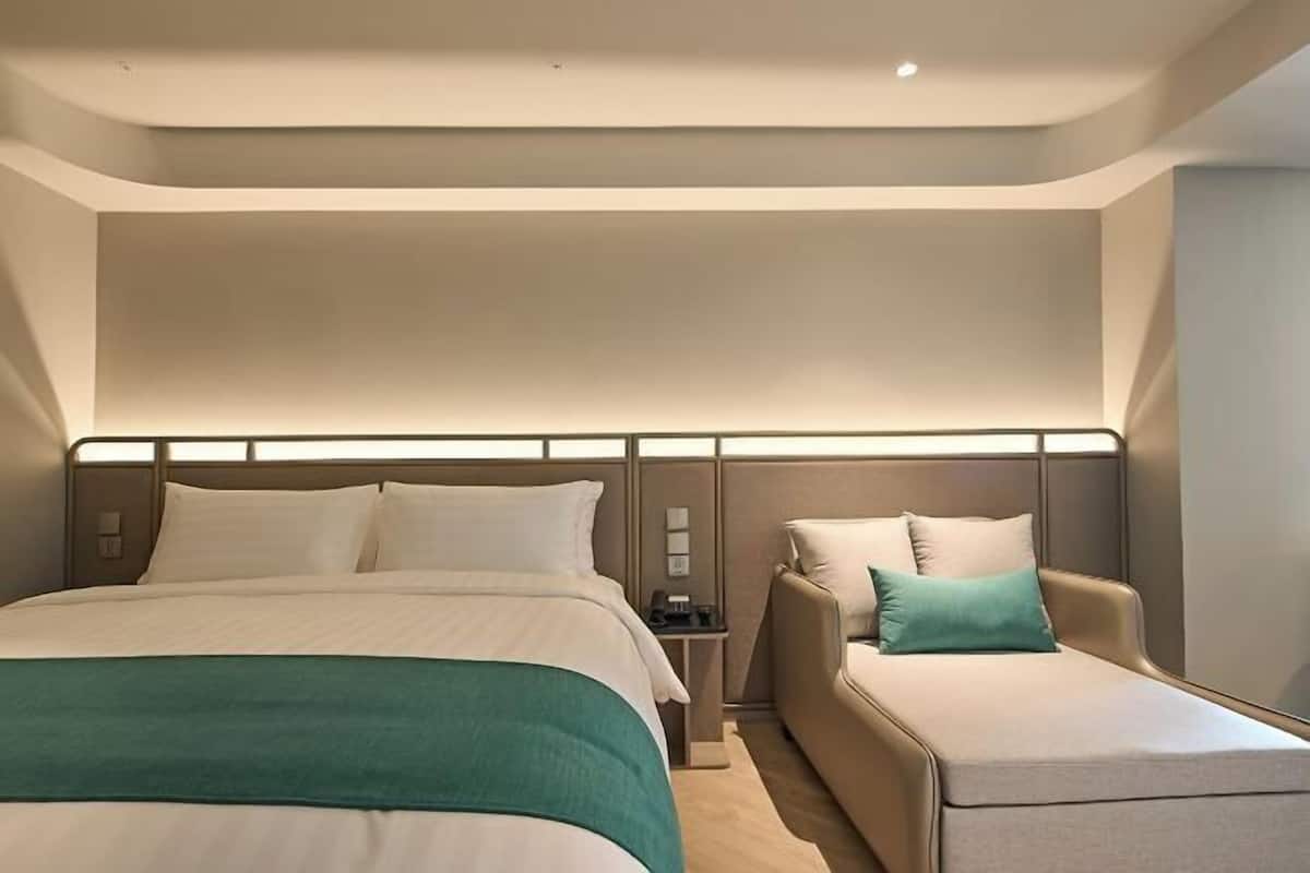 1 bedroom, in-room safe, desk, laptop workspace