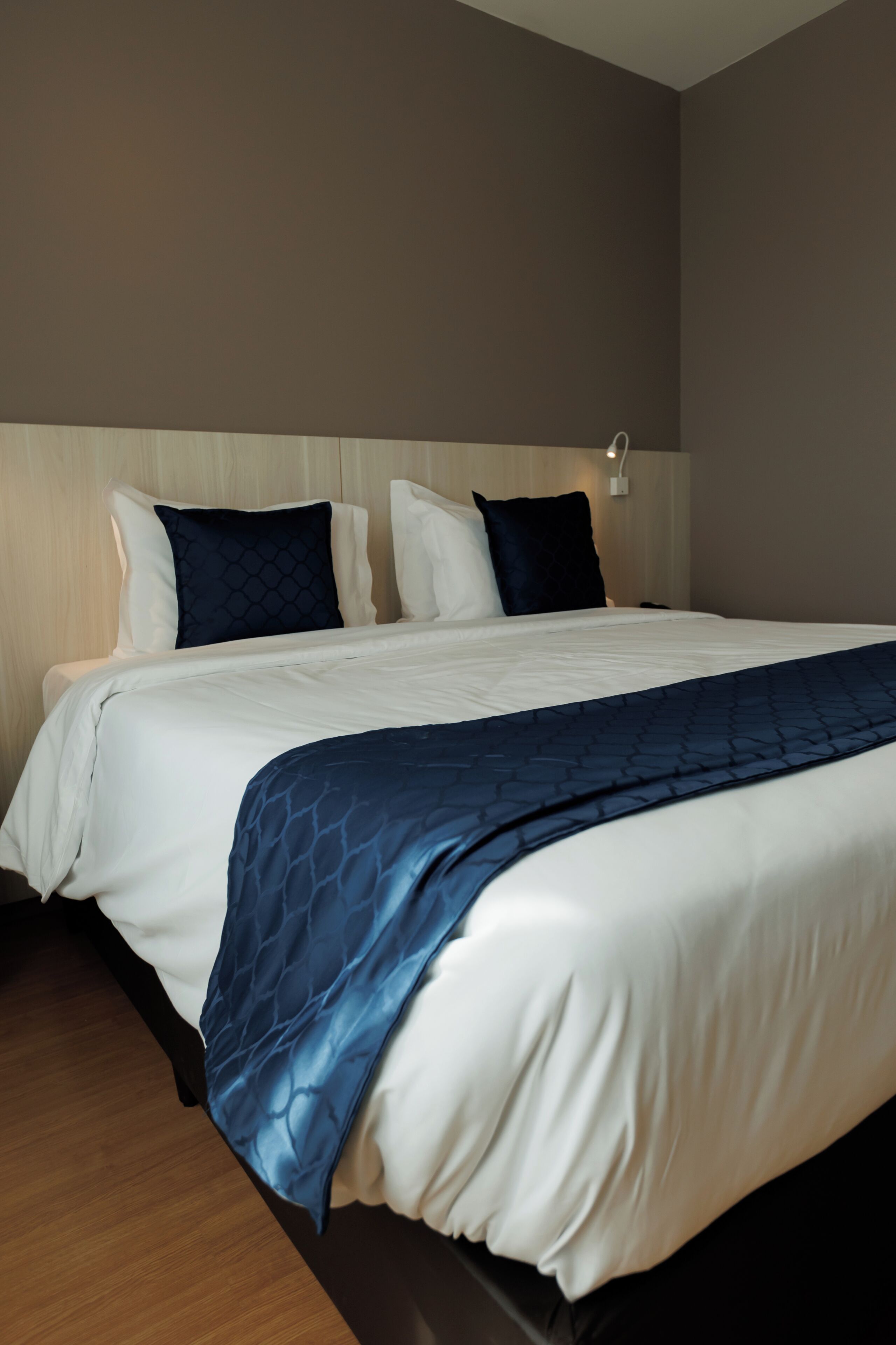 deluxe double room | minibar, in-room safe, desk, blackout curtains