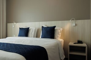 Quarto casal luxo | Frigobar, cofres nos quartos, escrivaninha, cortinas blackout