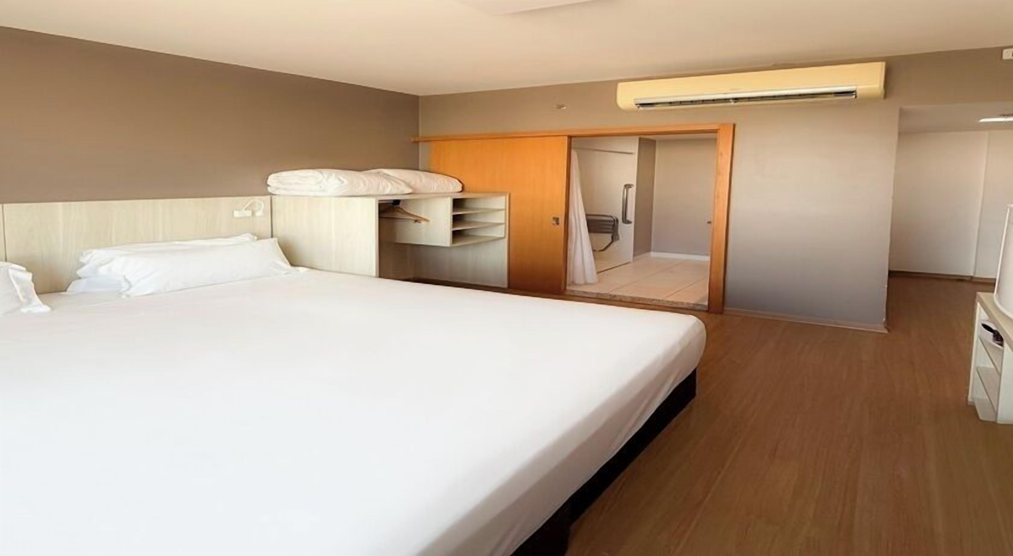 Superior Room (Acessível) | Minibar, in-room safe, desk, blackout curtains