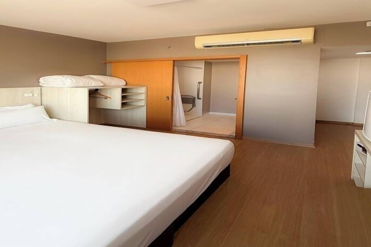 Habitación superior (Acessível) | Minibar, caja fuerte, escritorio y cortinas opacas