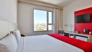 Superior Room (Acessível) | Minibar, in-room safe, desk, blackout drapes