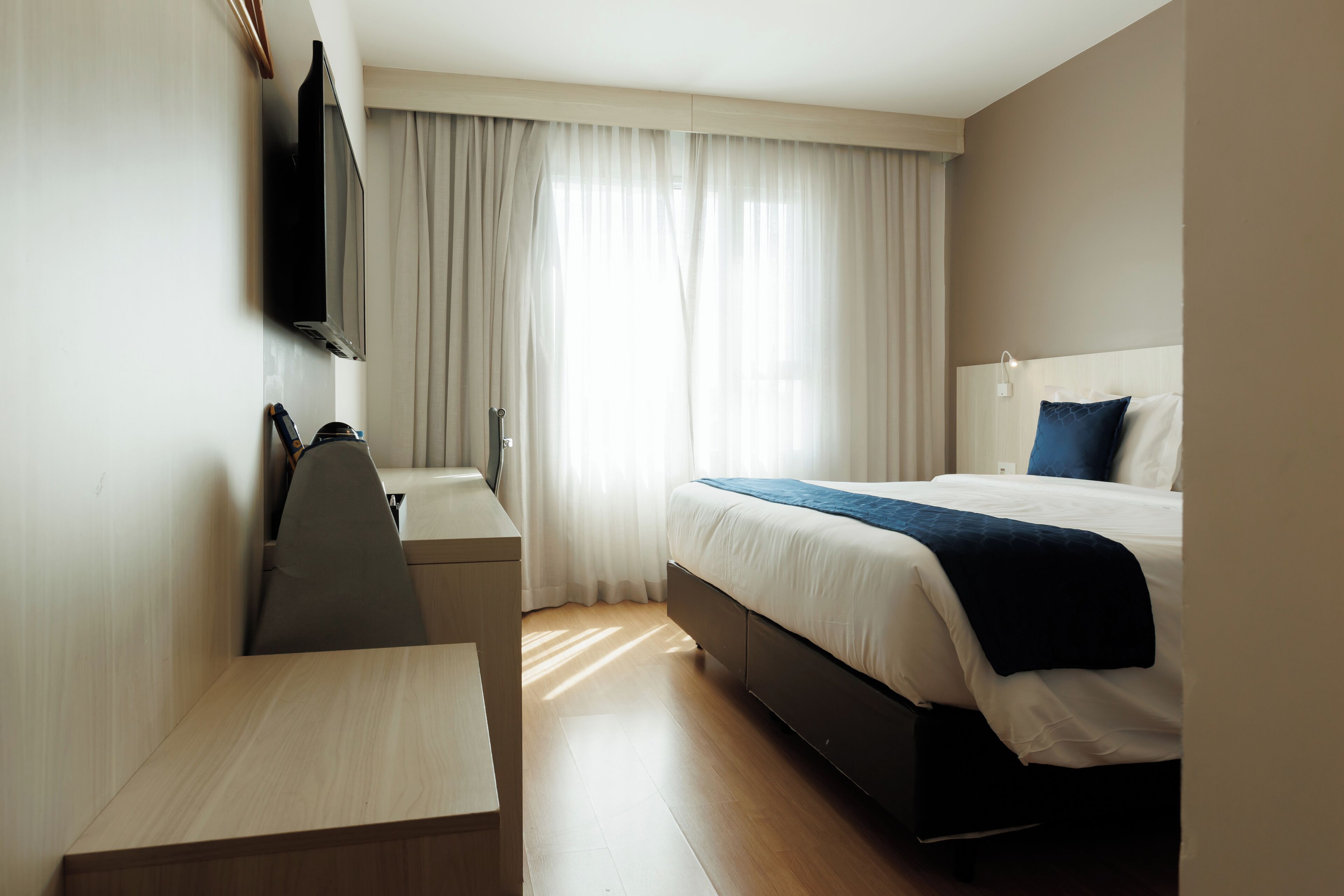 deluxe double room | minibar, in-room safe, desk, blackout curtains