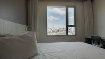 Frigobar, cofres nos quartos, escrivaninha, cortinas blackout