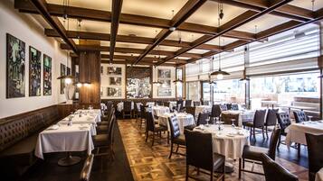 2 restaurants; breakfast, lunch and dinner served