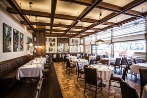 2 restaurants, servant le déjeuner et le dîner; cuisine internationale