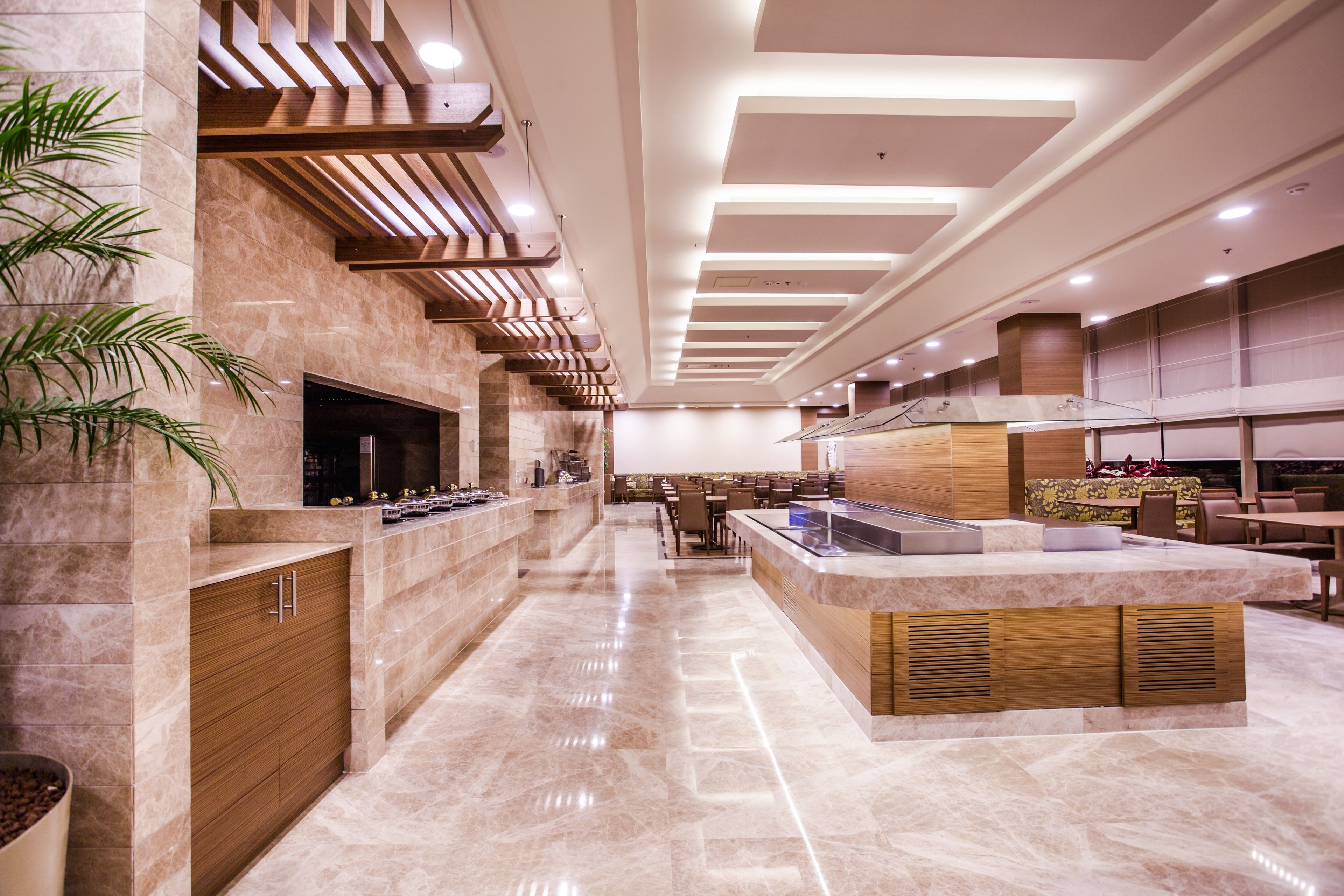 2 nhà hàng, phục vụ bữa sáng, bữa trưa, món ăn mang phong cách quốc tế 