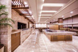 2 间餐厅，供应早餐、午餐和晚餐，国际美食