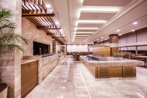 2 restaurants, breakfast, lunch, dinner served; international cuisine 