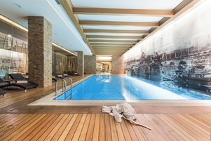 Kapalı yüzme havuzu, 7 ve 22 saatleri arasında açık, şezlonglar 