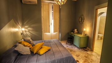 Standard-Doppelzimmer, 1 Doppelbett oder 2 Einzelbetten, mit Bad, Stadtblick | Schreibtisch, Bügeleisen/Bügelbrett, kostenloses WLAN, Bettwäsche