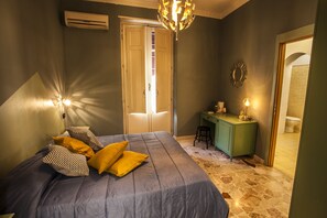 Standard Double Room, 1 Katil Kelamin (Double) atau 2 Katil Bujang (Single), Ensuite, City View | Meja, seterika/papan seterika, Wi-fi percuma, cadar katil 