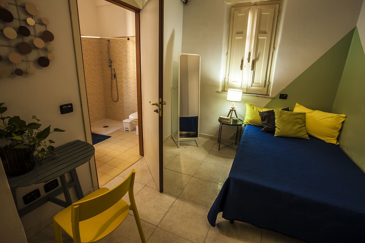 Chambre Simple Standard, 1 grand lit 1 place, salle de bains attenante, vue ville