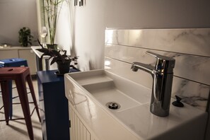 Gemeinsamer Standard-Schlafsaal, mit Bad (6 pax) | Schreibtisch, Bügeleisen/Bügelbrett, kostenloses WLAN, Bettwäsche