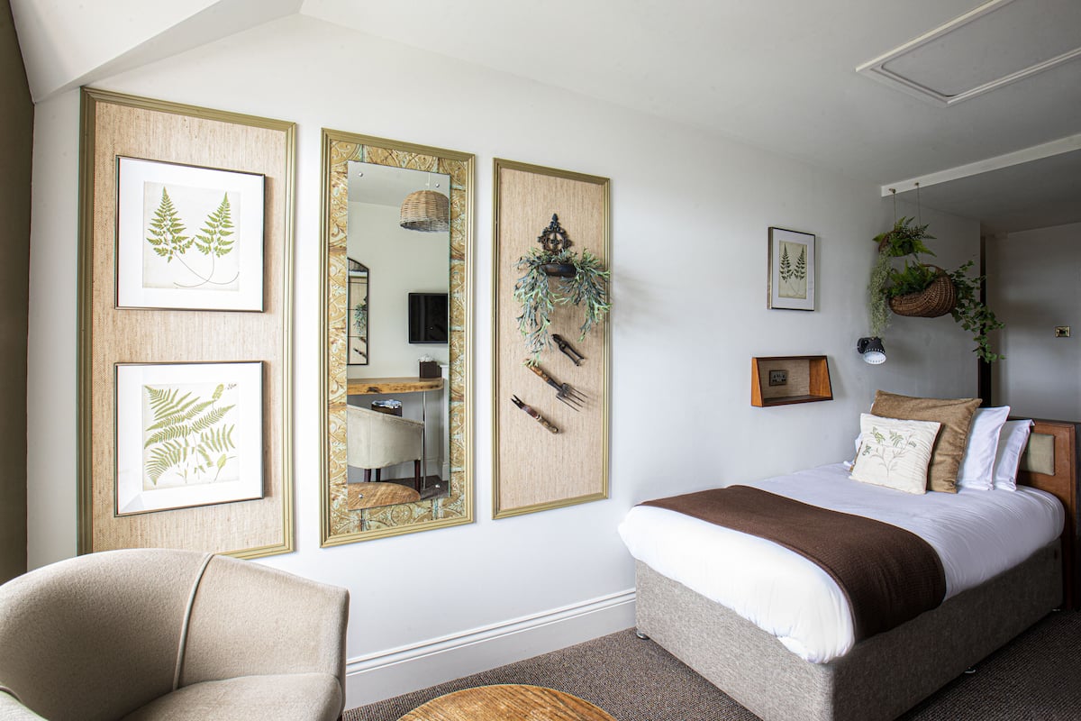 1 bedroom, individually decorated, individually furnished