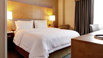 Pillowtop-bedden, een kluis op de kamer, een bureau, een laptopwerkplek