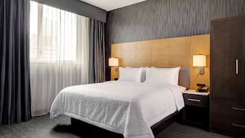 Suite, 1 kingsize-seng, tilgjengelighetstilpasset (Roll-In Shower) | Senger med overmadrass, safe på rommet og skrivebord