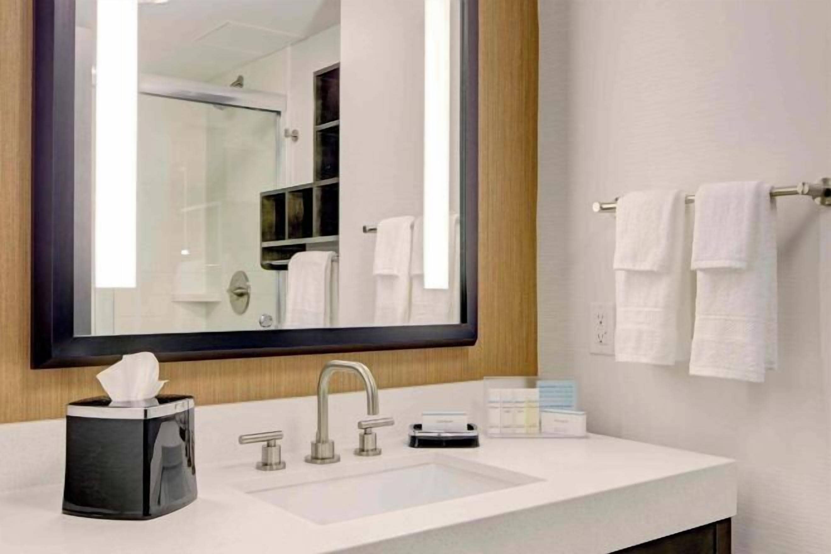 Fürdőszoba | Ingyenes piperecikkek, hajszárító, törölközők és szappan