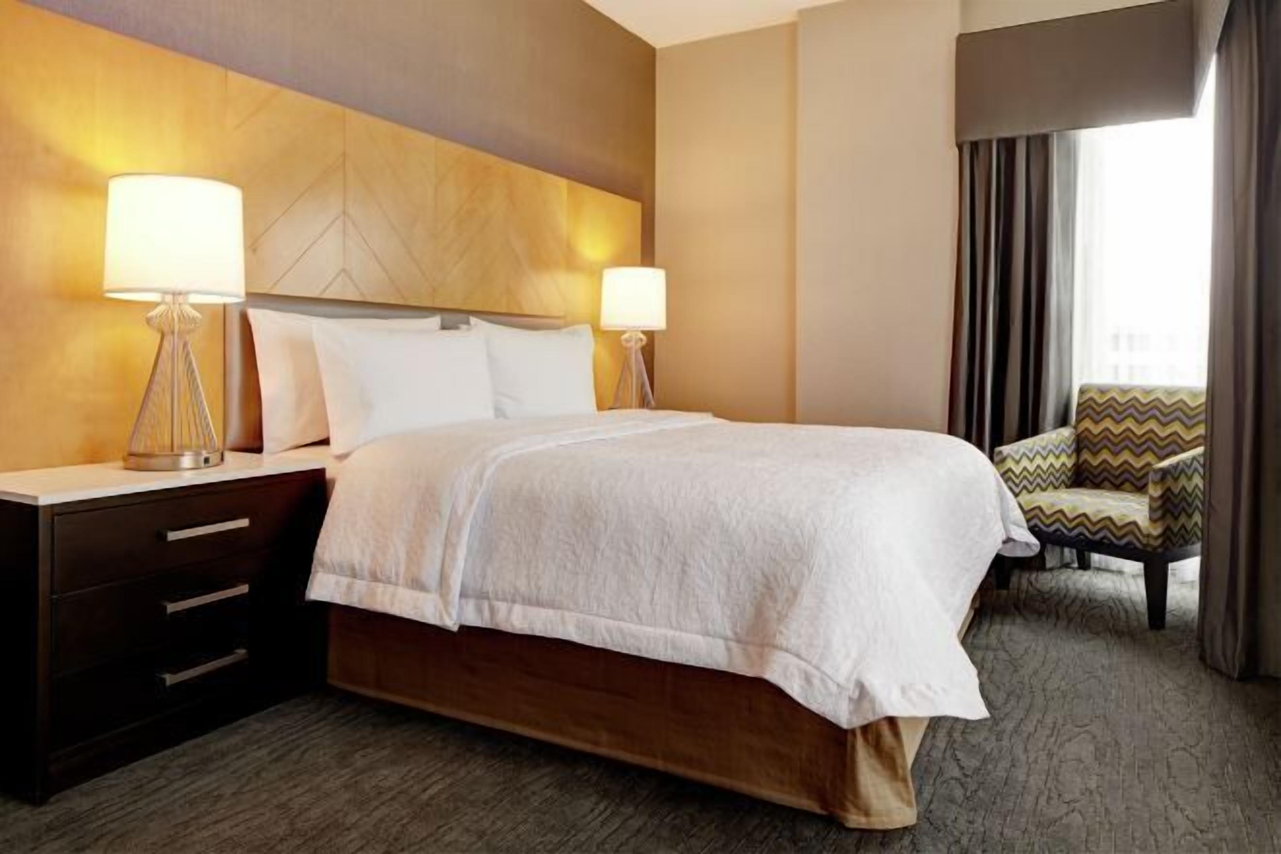 Kényelmi párnázat, széf a szobában és íróasztal