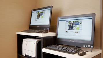 Dos computadoras de escritorio sobre un escritorio con una impresora y un teclado.
