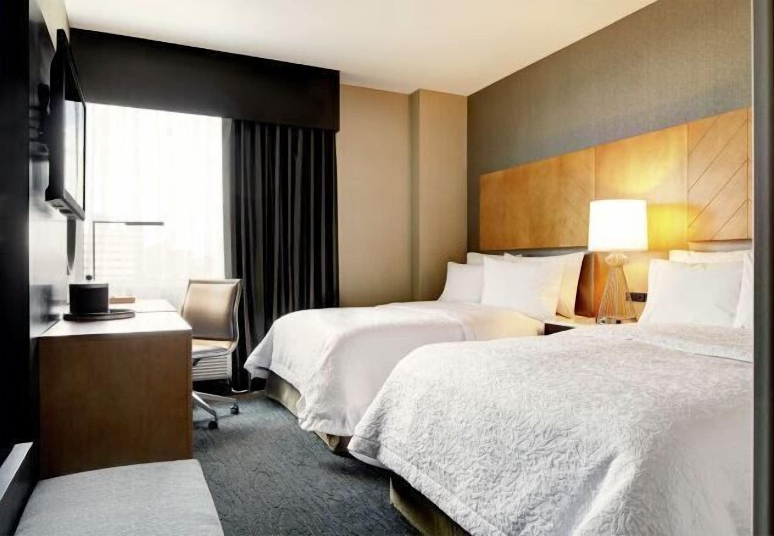 Kényelmi párnázat, széf a szobában és íróasztal