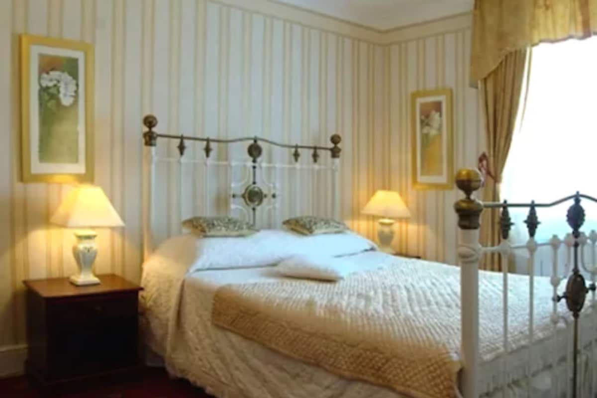 Superior suite, en-suite badkamer | Een kluis op de kamer, een strijkplank/strijkijzer, gratis wifi
