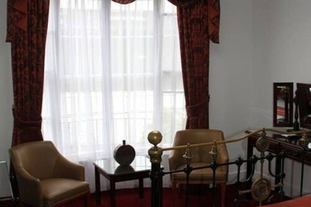 Superior Double Room, Ensuite | In-room safe, iron/ironing board, free WiFi