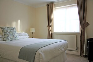 Coffres-forts dans les chambres, fer et planche à repasser