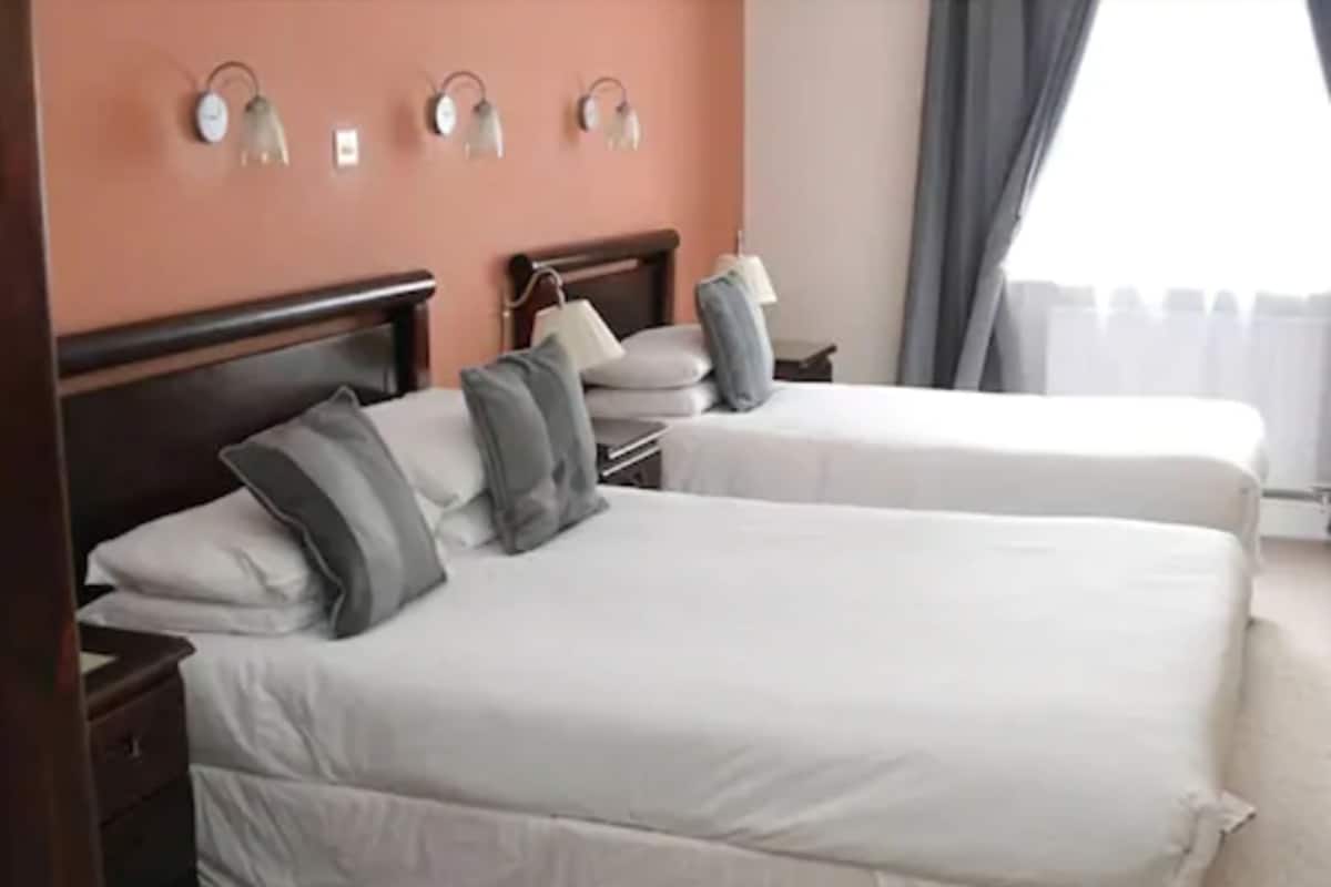 Twin kamer, en-suite badkamer (or Double Ensuite) | Een kluis op de kamer, een strijkplank/strijkijzer, gratis wifi