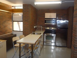 Microwave - University of Toronto - Wilson Hall Residence (Toronto)