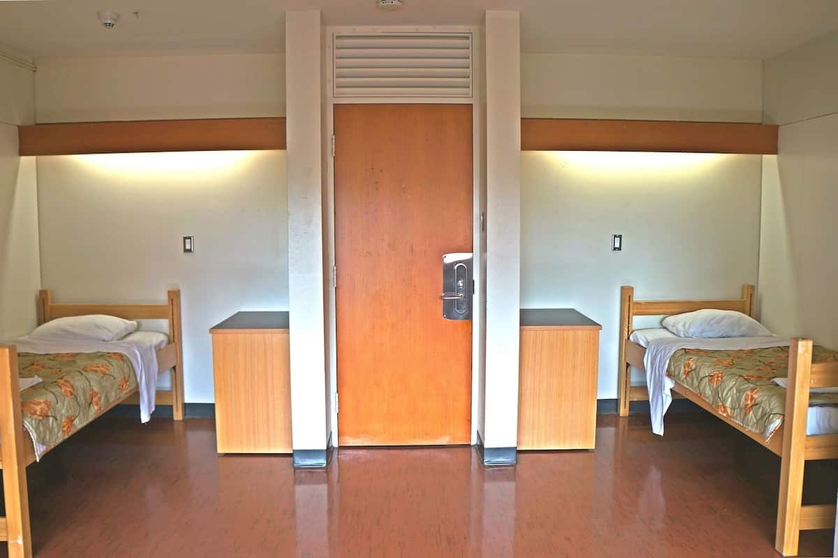 스탠다드룸, 싱글침대 2개 (Shared Washrooms) | 책상, 무료 WiFi, 침대 시트