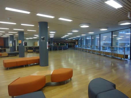 Bar en el lobby. University of Toronto - Wilson Hall Residence