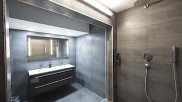 Suite | Bathroom | Shower, free toiletries, hair dryer, towels