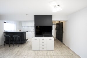 Suite | Hypo-allergenic bedding, desk, blackout drapes, soundproofing