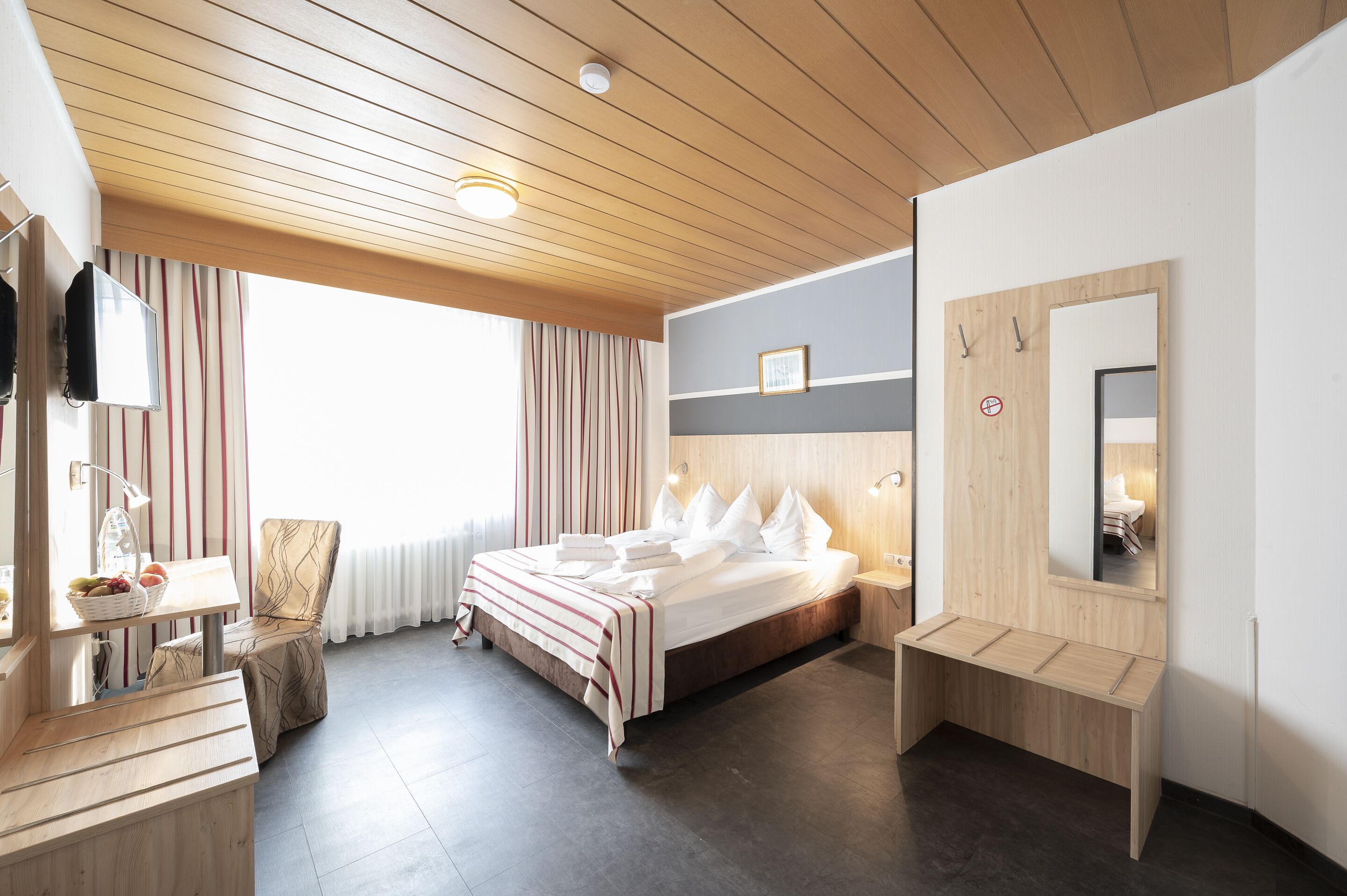 Allergikerbettwaren, Schreibtisch, Verdunkelungsvorhänge