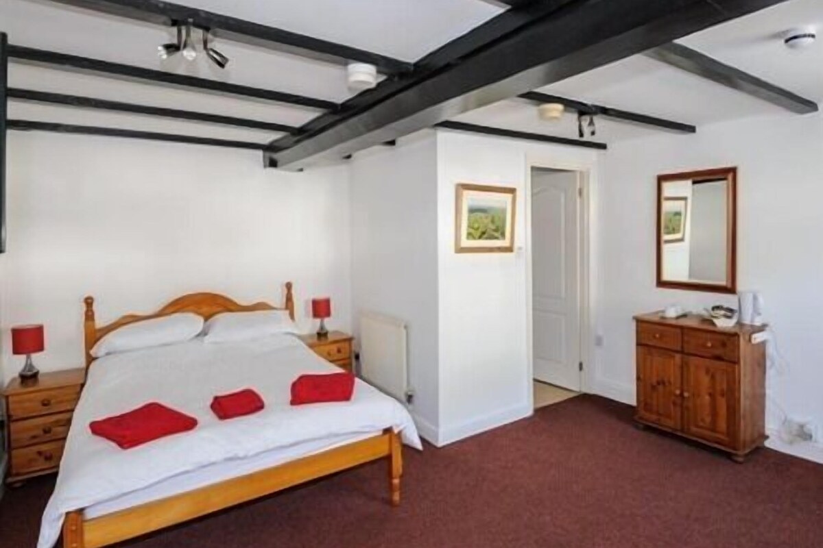 Double Room, Ensuite (Oakhill Suite)