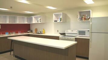 Standard Room, 1 Twin Bed (Shared Washrooms) | Shared kitchen | Microwave