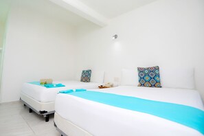 Escritorio, tabla de planchar con plancha, wifi gratis y ropa de cama 