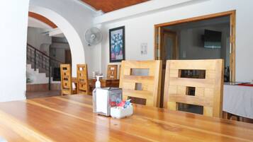 Breakfast served, international cuisine