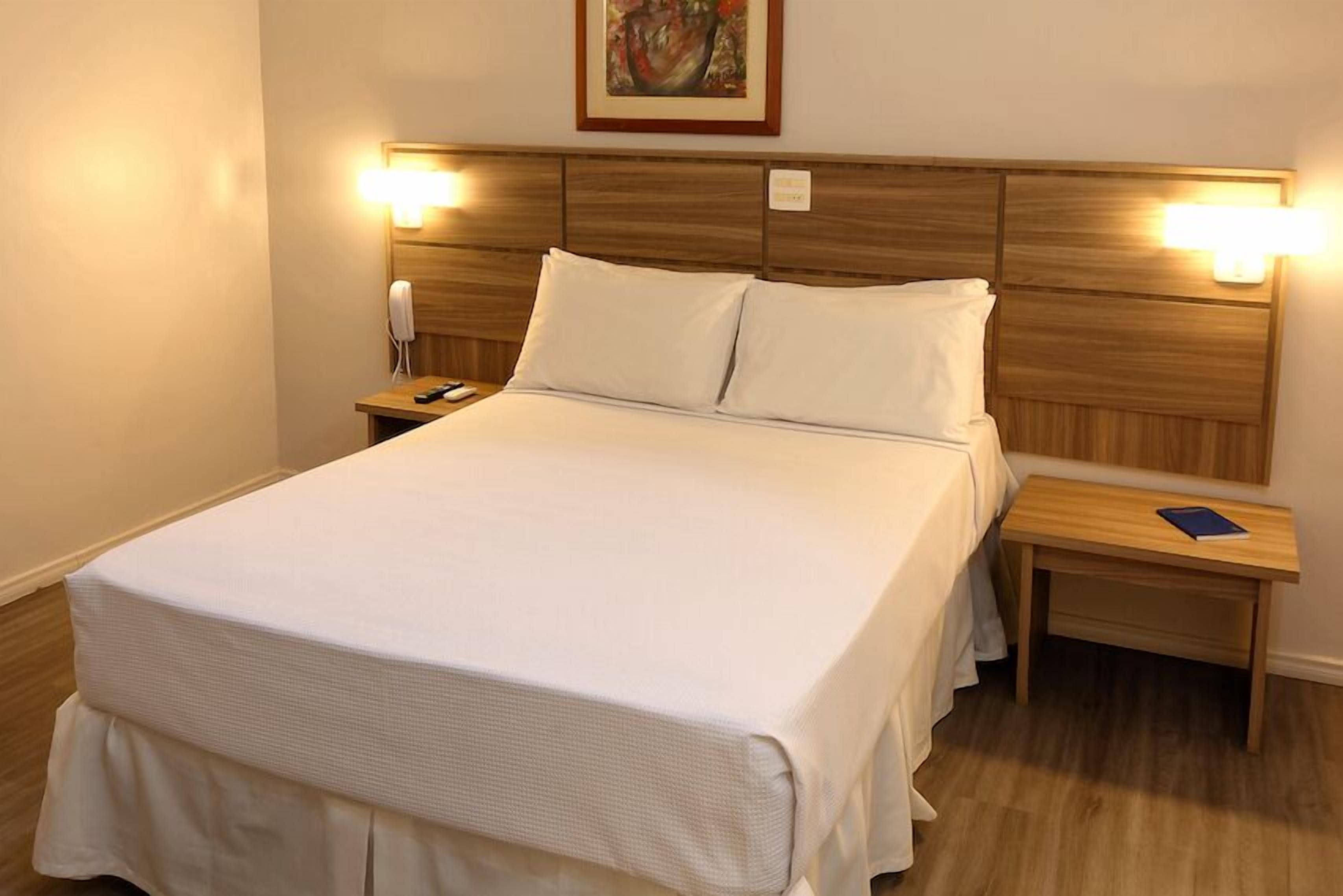 Economy dubbelrum | Minibar, mörkläggningsgardiner, gratis wi-fi och sängkläder