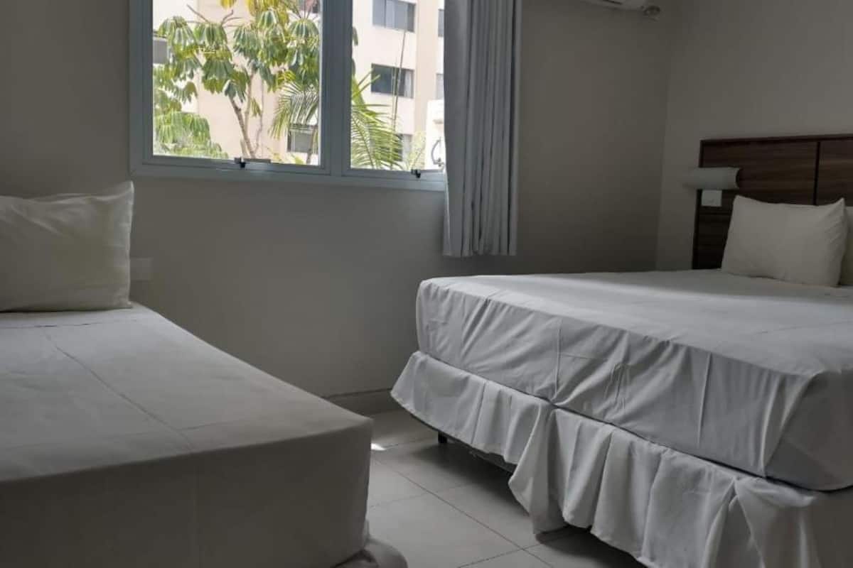 Minibar, cortinas blackout, wifi gratis y ropa de cama