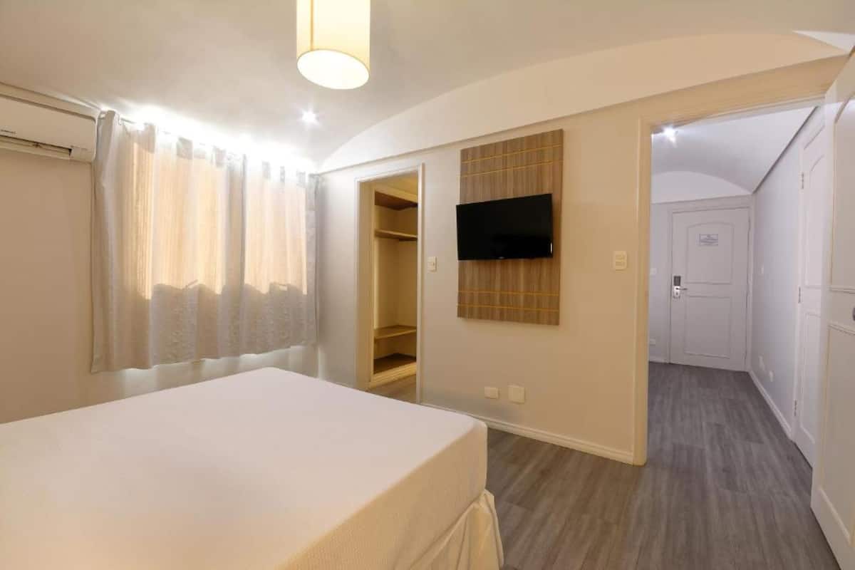 Minibar, cortinas blackout, wifi gratis y ropa de cama