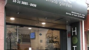The entrance to a hotel named "Paulista Garden" with a staircase leading up to the entrance. - Paulista Garden Hotel (São Paulo)