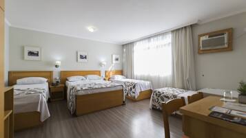 Chambre Quadruple | Minibar, bureau, rideaux occultants, Wi-Fi gratuit