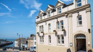 Un edificio con el letrero 'Golden Lion Hotel' que indica que es un hotel.