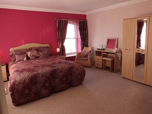 Deluxe Double Room, Ensuite, Harbor View - The Golden Lion Hotel (Maryport)