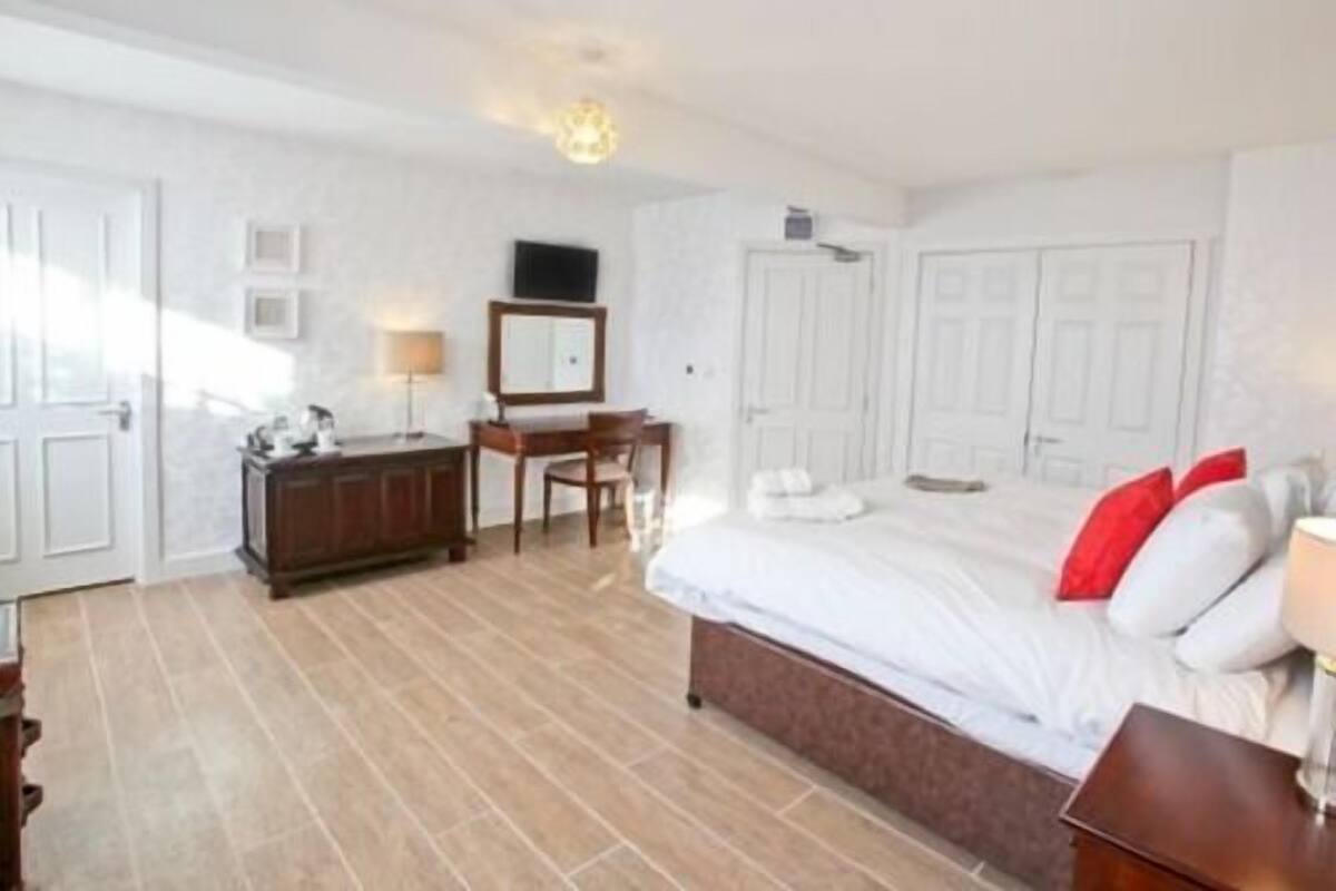 Superior Double Room, Ensuite (King or Twin)