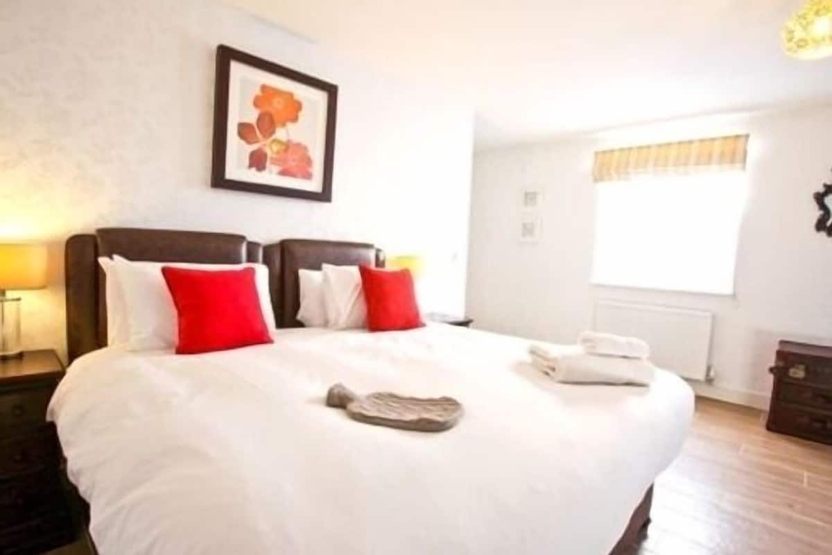 Superior Double Room, Ensuite | 1 bedroom, desk, iron/ironing board, free WiFi